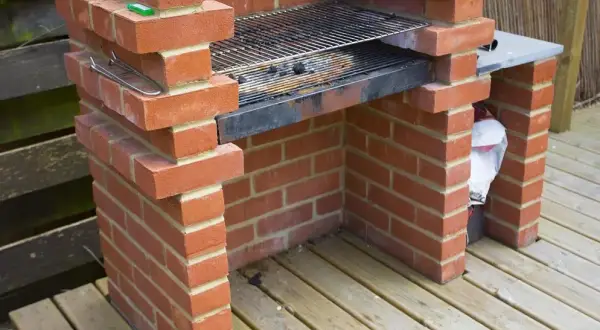 Zbuduj grill z cegły: Poradnik DIY krok po kroku | Trwały grill w ogrodzie