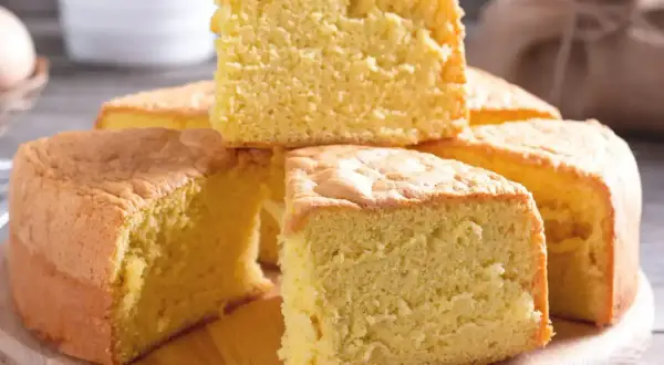 Puszyste ciasto biszkoptowe, idealne na każdą okazję. Ten przepis na biszkopt jest prosty i szybki.