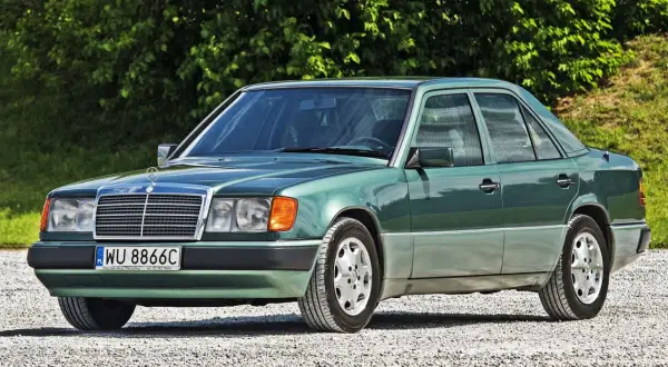 Zielony Mercedes W124, klasyk z lat 90., prezentuje się świetnie. Jego silnik zapewnia rozsądne spalanie, co czyni go idealnym na długie trasy.