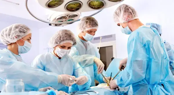 Ile kosztuje usunięcie zaćmy? Ceny i różnice w klinikach w Polsce