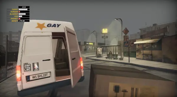 Symulator kuriera: biały van z napisem "GAY" i gwiazdą, otwarte drzwi z paczkami w środku, miejski krajobraz.