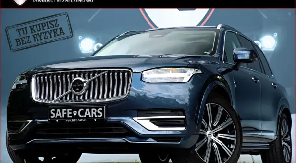 Ciemnoniebieskie Volvo XC90 na tle logo SAFE-CARS. Samochód krajowy, idealny do testu.