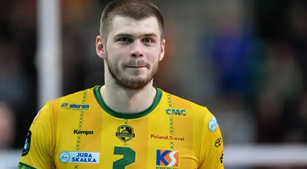 Bartek Kwolek w żółtej koszulce z numerem 2, gotowy do gry.