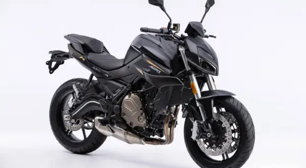 Motocicleta negra QJMotor SRK 700, una de las motos chinas marcas que destaca por su diseño deportivo y motor potente.