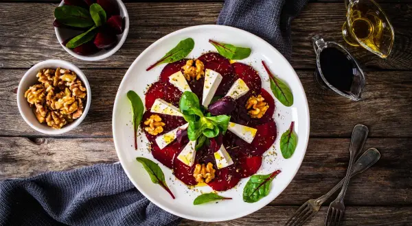 Carpaccio z buraka z serem feta, orzechami i ziołami, podane z oliwą i balsamico. Idealny sos do carpaccio z buraka podkreśla smak dania.