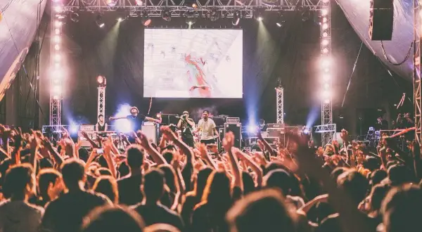 Koncert na żywo, tłum szaleje, a na scenie australijskie gwiazdy muzyki dają z siebie wszystko.
