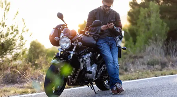 Spodnie motocyklowe na lato: Tekstylne czy jeansy? Bezpieczeństwo i komfort