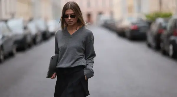 Jak nosić sweter w serek, by zawsze wyglądać stylowo i modnie