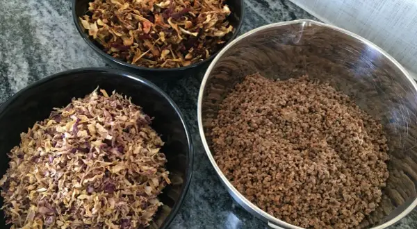 Förberedelser för friluftsliv mat recept: torkade grönsaker och köttfärs i skålar.