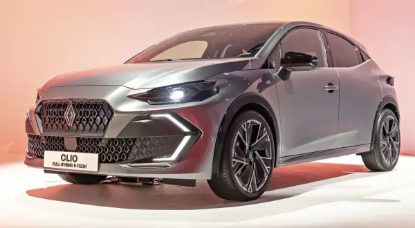 Nowoczesne renault modele, jak ten szary Clio Full Hybrid E-Tech, zachwycają designem.