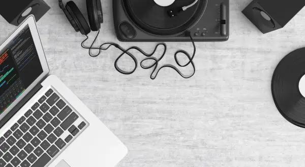 Laptop z programem do edycji dźwięku, gramofon, słuchawki i płyty winylowe. Tworzenie muzyki, sample co to?