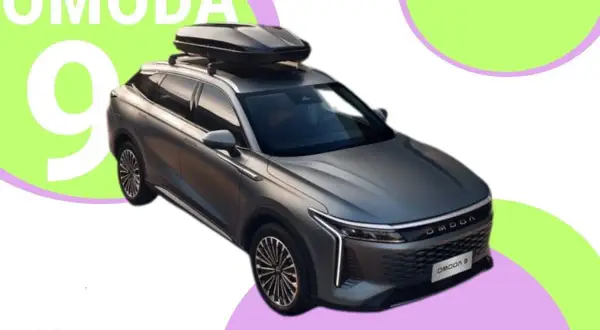 Szary SUV Omoda 9 z boxem dachowym. Poznaj jego imponujące omoda 9 wymiary i możliwości.