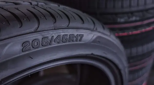 Opony 205/45R17, idealne dla Opel Astra H, gotowe do montażu.