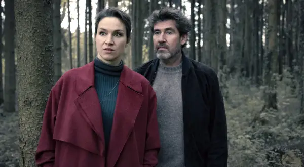 Zwei Ermittler, ein Mann und eine Frau, stehen im Wald. Sie sind Teil von "Katharina Tempel Krimi Teil 3".