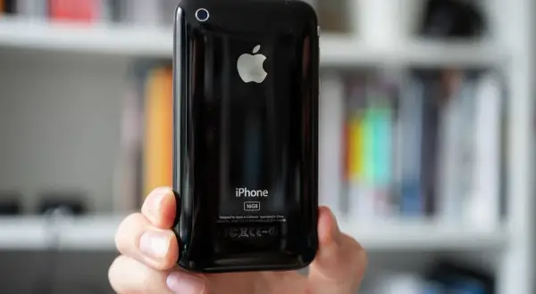 Main arrière d'un iPhone 3GS noir, 16 Go. Un objet iconique dont le prix à sa sortie était élevé.