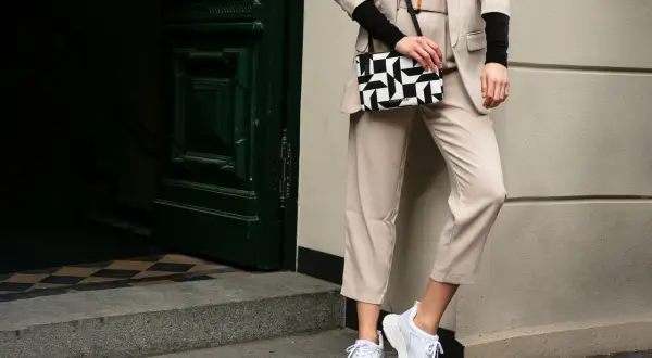 Jaka bluzka do beżowej spódnicy? Stwórz idealny look!