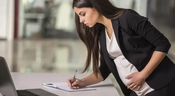 Koniec umowy z dniem porodu – co dalej? Prawa i obowiązki pracownicy