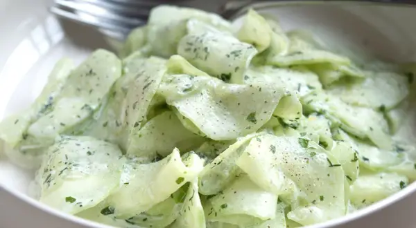 Cremiger Gurkensalat mit Dill, perfekt für ein leichtes Mittagessen. Dieses Gurkensalat Rezept ist einfach und schnell zubereitet.