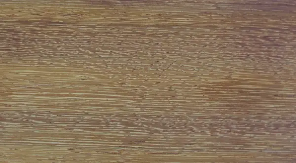 Textura de madera con vetas horizontales en un cálido color iroko, con detalles más claros que simulan el paso del tiempo.