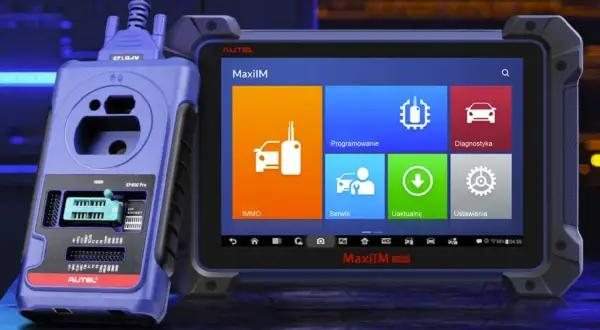Niebieskie urządzenie do programowania kluczy samochodowych, podłączone do tabletu diagnostycznego MaxiIM. Narzędzie carprog2 gotowe do pracy.