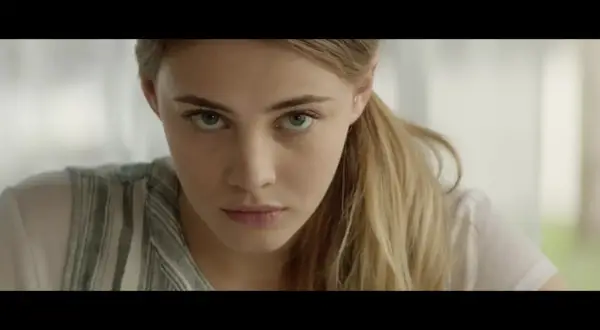 Tessa Young z filmu "After" patrzy intensywnie, jej zielone oczy przyciągają uwagę.