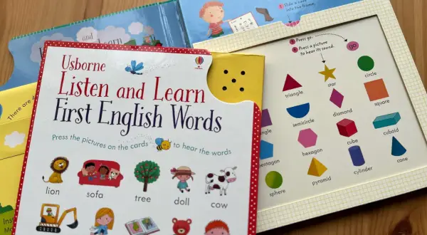 Książki Usborne "Listen and Learn First English Words" to świetny sposób na naukę angielskiego dla początkujących.