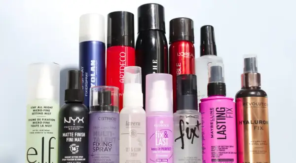 Eine Sammlung von Sprühflaschen für Make-up-Fixierung, darunter Produkte mit 1,2-Hexandiol für langanhaltenden Halt.