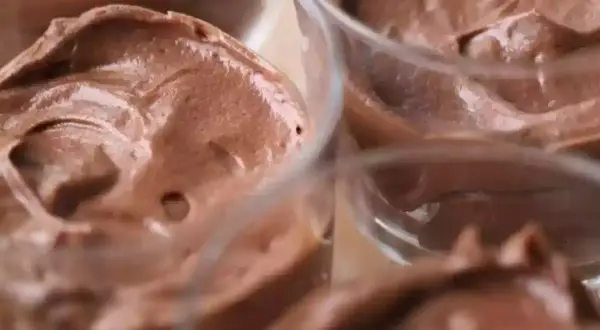 Douce mousse chocolat mascarpone sans oeufs, servie dans des verrines.