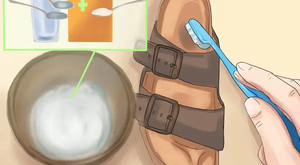 Mit einer Zahnbürste und einer Paste aus Wasser und Natron die Birkenstock reinigen.