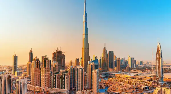 Widok panoramy Dubaju z dominującym drapaczem chmur Burj Khalifa o zachodzie słońca.