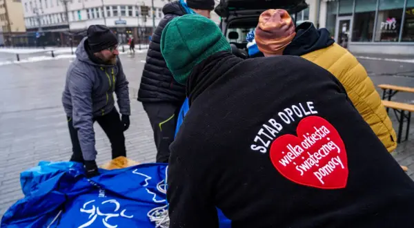 Wolontariusze WOŚP przygotowują się do akcji. Na czarnej bluzie widnieje napis "SZTAB OPOLE wielka orkiestra świątecznej pomocy", co może być powodem, dlaczego fani domagają się powrotu starego formatu i orkiestry na żywo.