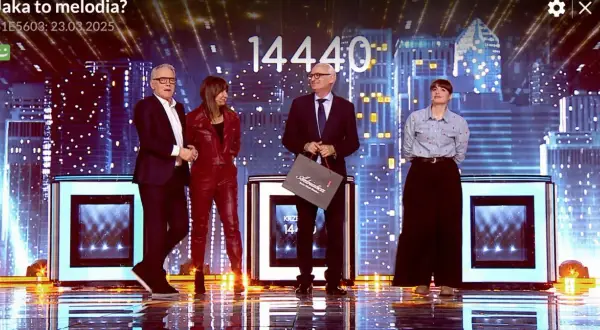 Uczestnicy programu "Jaka to melodia?" stoją na scenie. Czy nagroda w finale Jaka to melodia jest wypłacana w gotówce czy na konto?