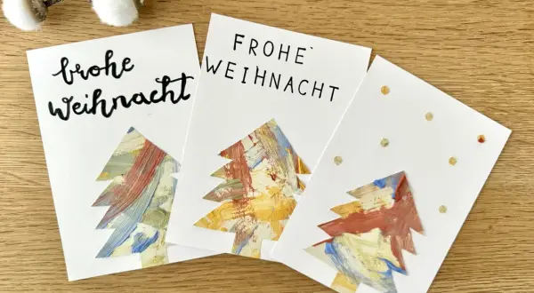 Drei selbstgebastelte Weihnachtskarten mit bunten Bäumen – tolle Ideen zum Weihnachtskarten basteln mit Kindern!
