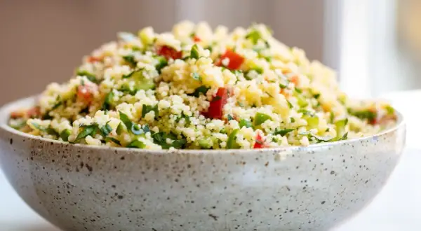 En skål med fräsch tabbouleh, perfekt för ett lätt lunchrecept.