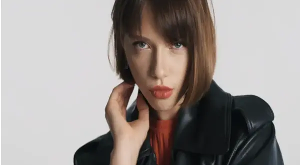 Mujer con un moderno corte bob, labios rojos y chaqueta de cuero negra.
