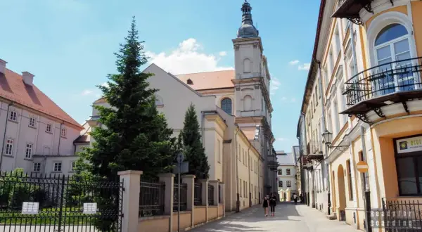 Spacer po uliczkach Piotrkowa Trybunalskiego, gdzie zabytkowe kamienice i kościół tworzą niepowtarzalny klimat. Odkryj piotrków trybunalski atrakcje!