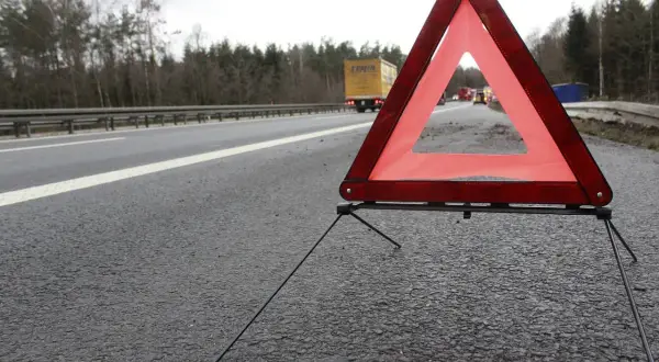 W jakiej odległości ustawić trójkąt na autostradzie, by uniknąć wypadku?