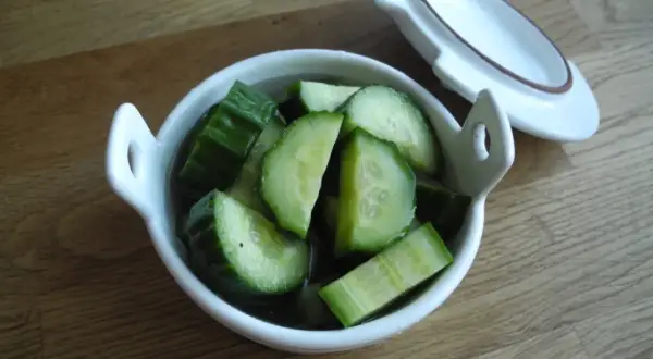 Snabbsaltad gurka i en vit skål. Skivorna är gröna och saftiga, redo att avnjutas.