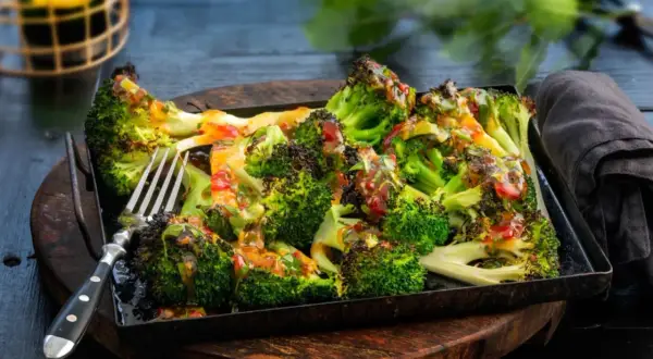 Ugnsrostad broccoli med en härlig dressing. Perfekt som tillbehör eller en lätt måltid.