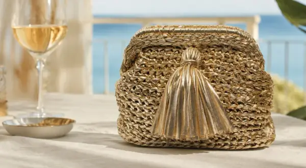 Borse fatte a mano uncinetto tutorial: una pochette dorata con nappina, perfetta per l'estate.