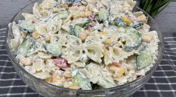 Pyszna, kremowa najlepsza sałatka z makaronem farfalle, ogórkiem, kukurydzą i pomidorkami. Idealna na lato!