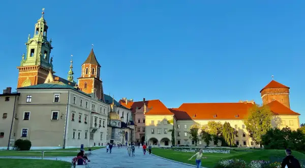 Wawel-Schloss in Krakau mit Türmen und einem Innenhof bei Sonnenschein.