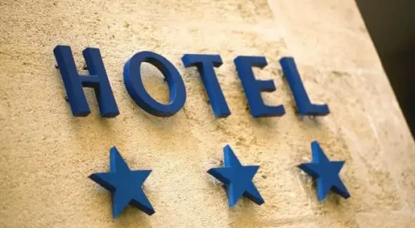 Od czego zależą gwiazdki w hotelu? Poznaj kluczowe kryteria oceny