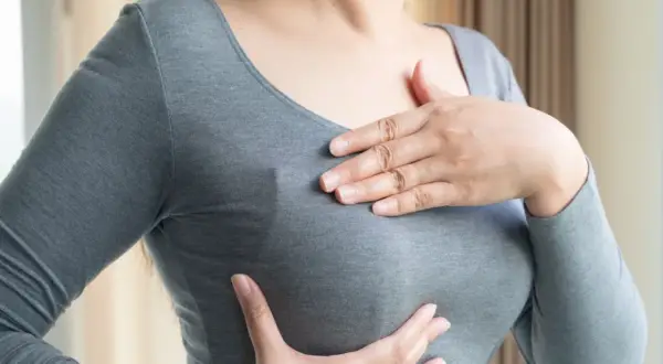 Kobieta dotyka piersi. Wynik badania birads 4b co oznacza?