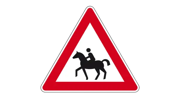 Rotes Dreieck mit schwarzer Reiterfigur. Die rotes dreieck bedeutung weist auf Reiter und Pferde hin, die die Straße überqueren könnten.