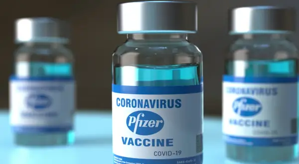 Szczepionka na covid Pfizer, trzy fiolki z niebieskim płynem, gotowe do ochrony przed wirusem.