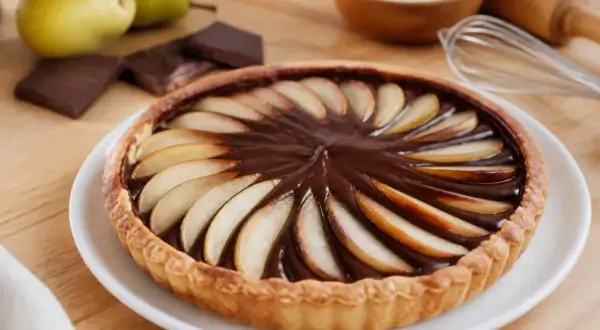 Une délicieuse tarte poire chocolat, garnie de fines tranches de poires sur un lit de ganache onctueuse.