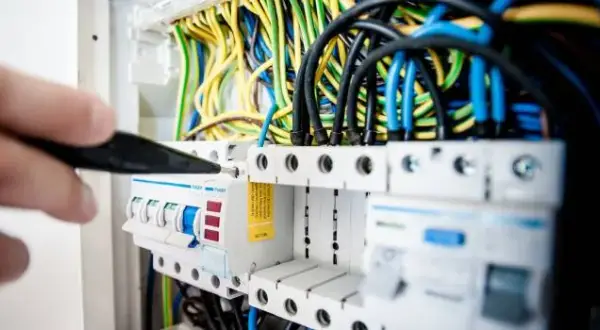 Co robi elektryk na praktykach? Oczekiwania i kluczowe umiejętności