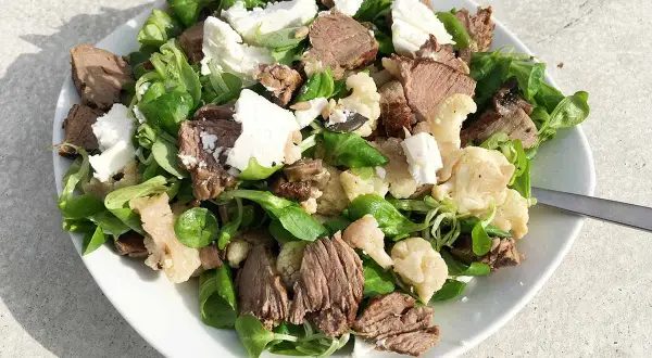 Herzhafter Salat mit zartem Rindfleisch, cremigem Ziegenkäse und knackigem Blumenkohl. Perfekt als Antwort auf die Frage: welches Fleisch zu Blumenkohl.