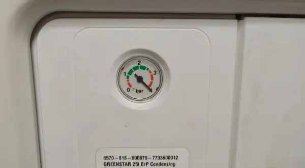 Manometro caldaia GREENSTAR 25i ErP indica pressione alta, 4 bar.